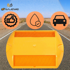 Borne de signalisation routière réfléchissante jaune en plastique 115x80mm, indice de protection IP68, sans alimentation électrique, haute luminosité pour le marquage des voies urbaines et des sentiers cyclables - Product Image 1