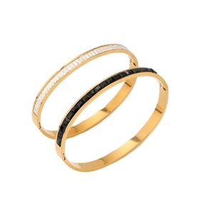 Bracciale in Acciaio Inossidabile con Diamante Quadrato Placcato Oro Minimalista Unisex per Uso Quotidiano - Product Image 1