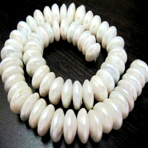 ลูกปัดมุกธรรมชาติทรงกลมสีขาว ขนาด 15-16 มม. ความยาว 8 นิ้ว - Product Image 1