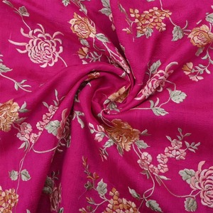 Tissu brodé et imprimé de haute qualité pour robes, tuniques, vêtements ethniques et décontractés pour femmes, disponible à la vente - Product Image 1