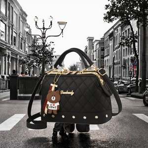 Bolso bandolera femenino retro, modelo único, diseño cuadrado, portátil, con estilo moderno y sofisticado. - Product Image 3