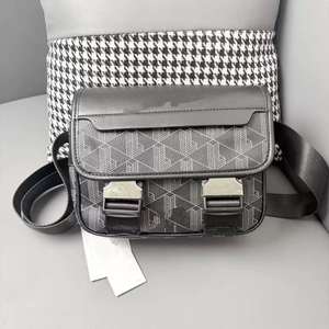 กระเป๋าคาดลำตัวผู้ชายแบรนด์หรู Ama-zn รุ่นวินเทจ ปี 2025 ทรงสี่เหลี่ยมแบบญี่ปุ่น สไตล์ลำลองสำหรับฤดูร้อน ปิดด้วยกระดุมโลโก้ ทำจากหนัง PU - Product Image 2