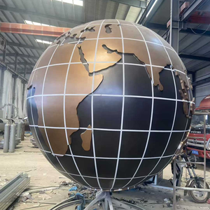Sculpture de globe terrestre en acier inoxydable sur mesure, finition miroir polie à la main, objet de collection artistique, deux mains portant le poids du monde - Product Image 3