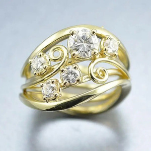 Anello da Cocktail Q912 in Oro Giallo con Moissanite, Taglio Brillante Rotondo, Montatura a Griffe, Design Floreale per Fidanzamento Femminile - Product Image 1