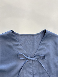 Conjunto coordinado gris pizarra modesto: Top con cuello en V y lazo frontal con falda maxi, ropa casual islámica contemporánea, 100% poliéster, ajuste holgado. - Product Image 6