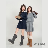 Ensemble 2 pièces chic et preppy en tricot pour femme : cardigan à col contrastant avec fermeture éclair et mini-jupe plissée – Tenues automne-hiver 2026