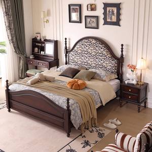 Cama Americana Vintage de Madera Maciza con Estructura de Nogal Oscuro y Cabecera Curva Tapizada en Tela Botánica Azul y Beige con Postes Torneados - Product Image 4