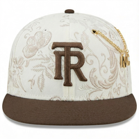 Casquette de baseball de luxe personnalisée à bord plat brodée de fleurs avec breloque chaîne dorée et patch TR, visière marron, style snapback, vente en gros