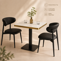 Ensemble de salle à manger moderne en pierre frittée, table en aluminium à bord doré et chaises en cuir noir pour restaurant, café, hôtel