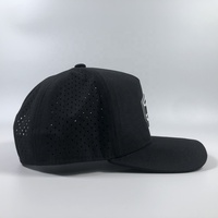 Casquette de baseball découpée au laser OEM de haute qualité tendance noire à 5 panneaux en polyester imperméable à l'eau Casquette de sport personnalisée en caoutchouc PVC avec logo