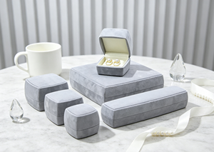 Ensemble de boîtes à bijoux haut de gamme, enveloppées dans un tissu de velours fin gris clair, base rigide, type boîte carrée arrondie, plusieurs tailles, magnétique - Product Image 4