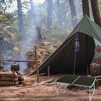 Petite table pliante légère et portable en aluminium pour le camping, le pique-nique et le barbecue.