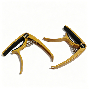 Capo de <span class=keywords><strong>Guitarra</strong></span> Multifuncional Chapado en Oro con Ranura para Púa, Capo de Liberación Rápida con Resorte para Guitarras Acústicas/Eléctricas - Product Image 4
