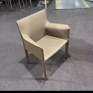 Fauteuil de salle à manger moderne en cuir noir avec design carré de style mid-century, lignes élégantes, pieds en métal - Product Image 2
