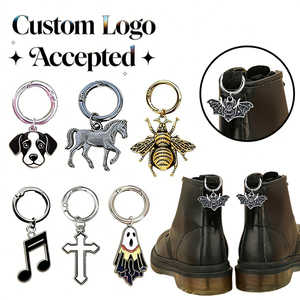 Collares con colgantes <span class=keywords><strong>de</strong></span> aleación <span class=keywords><strong>de</strong></span> mini zapatillas y dijes <span class=keywords><strong>de</strong></span> esmalte, cadenas <span class=keywords><strong>de</strong></span> moda <span class=keywords><strong>de</strong></span> cultura urbana, joyería con forma <span class=keywords><strong>de</strong></span> zapatos. Convierta su idea en producto. - Product Image 1