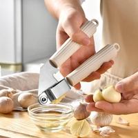 Ensemble de 9 ustensiles de cuisine durables en acier inoxydable avec manches en silicone, comprenant un coupe-pizza et un couteau à fromage