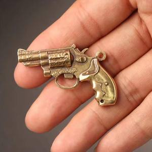 El nuevo llavero de pistola caliente de metal al por mayor de latón 3D vintage accesorios de llavero personalizado retro pistola giratoria llavero de pistola de metal - Product Image 1