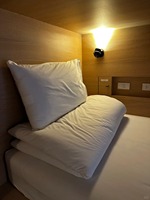 Lit d'hôtel à capsules en bois KSL avec prise de lit Escalier en bois Lumière LED Capsule Lit superposé Auberge de jeunesse