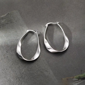 Boucles d'oreilles créoles classiques simples et lisses, plaquées argent, forme géométrique torsadée en éllipse, bijoux de fête pour femme, idéales pour un anniversaire - Product Image 1