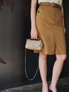 Sac à bandoulière en cuir de vachette premium avec petite rabat et chaîne, design intemporel, pour les sorties du <span class=keywords><strong>week</strong></span>-<span class=keywords><strong>end</strong></span> et les trajets sécurisés en Europe, vente en gros - Product Image 6