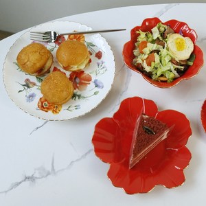 Ensemble de bols et d'assiettes en céramique - Forme de pétale de fleur rouge - Ensemble de 3 pièces - Product Image 4