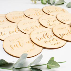 Disques en bois naturel gravés au laser personnalisés <span class=keywords><strong>2022</strong></span> pour accessoires photo de nouveau-né, cartes mensuelles de jalons de développement pour bébé - Product Image 2