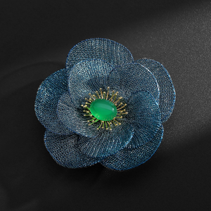 Broche de Camelia de Malla Brillante Hecho a Mano de Primera Calidad, Chapado en Cobre, con Sugilita Natural y Calcedonia Verde, Joyería Fina para Bodas - Product Image 3