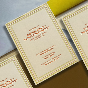 بطاقة ملصق ورقية قطنية منقوشة بأحرف عالية الجودة مخصصة قائمة الضيوف الفاخرة بطاقة إحساس متميزة - Product Image 2