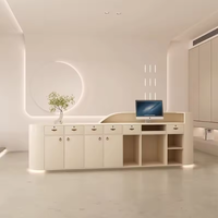 Comptoir de réception de luxe en bois pour salon de beauté haut de gamme, hôtel, ou hall d'entrée, avec rangement et éclairage