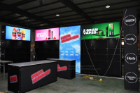 Stand de Exhibición Personalizado de 20x20 pies con Marco de Aluminio y Fondo de Tela Tensada para Ferias Comerciales y Publicidad