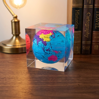 Ornement de globe terrestre carré en acrylique transparent personnalisé OEM ODM, mini globe terrestre de bureau, carte du monde colorée, artisanat décoratif