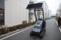Chargeuse compacte sur chenilles, godet de 1020 mm, garde au sol de 225 mm, homologuée EPA EURO5