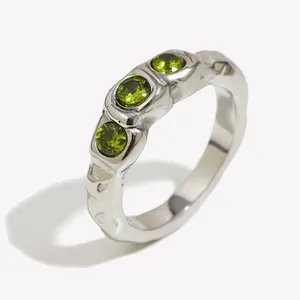 Anello in Acciaio Inossidabile con Fascia Irregolare Martellata e 3 Brillanti Gemme Rotonde Verde Oliva Incastonate - Product Image 4