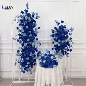 Camino de Mesa con Rosas Azules LEDA, Decoración Floral Hecha a Mano para Bodas y San Valentín - Product Image 1