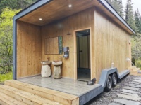 Toilettes forestières mobiles préfabriquées personnalisables et durables avec douche et roues pour parcs paysagers extérieurs, camping et sites publics