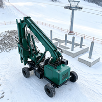 Pile driver pour le pieutage des fondations des ascenseurs à fauteuils et des tours de gondole des stations de ski