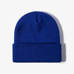Gorro de Punto con Parche de PVC Personalizado al por Mayor, Gorro Corto Tipo Docker con Diseño de Calavera - Product Image 1