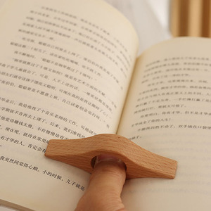 Portatelibro in legno di noce fatto <span class=keywords><strong>a</strong></span> <span class=keywords><strong>mano</strong></span> anello per il pollice per la lettura di Logo personalizzato <span class=keywords><strong>segnalibri</strong></span> di lettura in legno - Product Image 3
