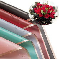 Sampel Gratis Kertas Seni Kemasan Florist Plastik Tahan Air Pembungkus Bunga Tepi Emas Buket 65 Mikro Warna Kustom