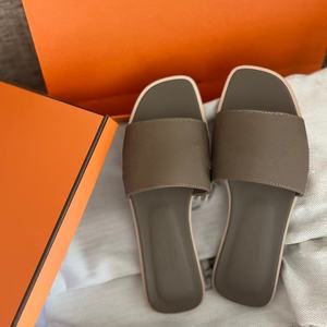 Vente en gros de claquettes plates décontractées pour femmes, chaussures de luxe de créateur pour femmes, chaussures de style plage et de marche en extérieur, claquettes tendance - Product Image 2