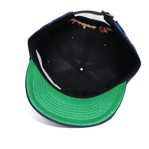 Casquette <span class=keywords><strong>snapback</strong></span> à 5 panneaux en satin bleu marine et satin vert, avec broderie en point de chaînette sous le bord, et sangle arrière en cuir courte avec fermoir à pression. - Product Image 5