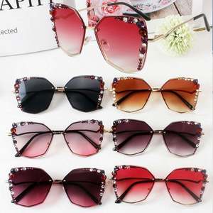 Gafas de Sol de Ojo de Gato con Cristales Irregulares y Montura de Aleación Vintage Únicas 2022 para Mujer - Product Image 1