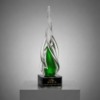 Trophée de reconnaissance en verre artistique torsadé rouge, bleu et vert, avec logo personnalisé sur mesure, cadeau d'entreprise du fabricant Noble