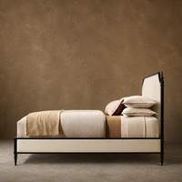 Lit convertible moderne en bois fin avec tête de lit élégamment rainurée, lit rembourré en tissu Belgrave pour un luxe inégalé