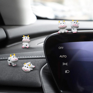 Set de Accesorios para el Tablero del Auto con Diseño de Vaca, 5 Piezas, Decoración para el Auto y el Hogar, Mini Accesorios de Vaca, Regalo para Mujeres - Product Image 1