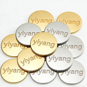 Accessoires pour sacs à vêtements : Étiquette métallique personnalisée avec logo de marque doré pour vêtements - Product Image 3