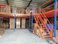 Mezzanine avec escalier pour stockage sécurisé en entrepôt