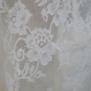 قماش دانتيل من التول الفرنسي باللون الوردي بتصميم عصري للبيع بالجملة لفساتين الزفاف والعرائس - Product Image 5