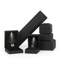 Vente en gros de boîte de luxe pour bijoux en cuir et velours avec lumière LED boîte d'emballage de papier de bijoux pour collier personnalisé avec logo