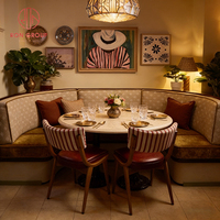 Vintage Mediterranes Hotel Café Coffeeshop Restaurant Gebogenes Stoff-Sofa mit Rautenmuster Rückenlehne Lederkissen Stuhl